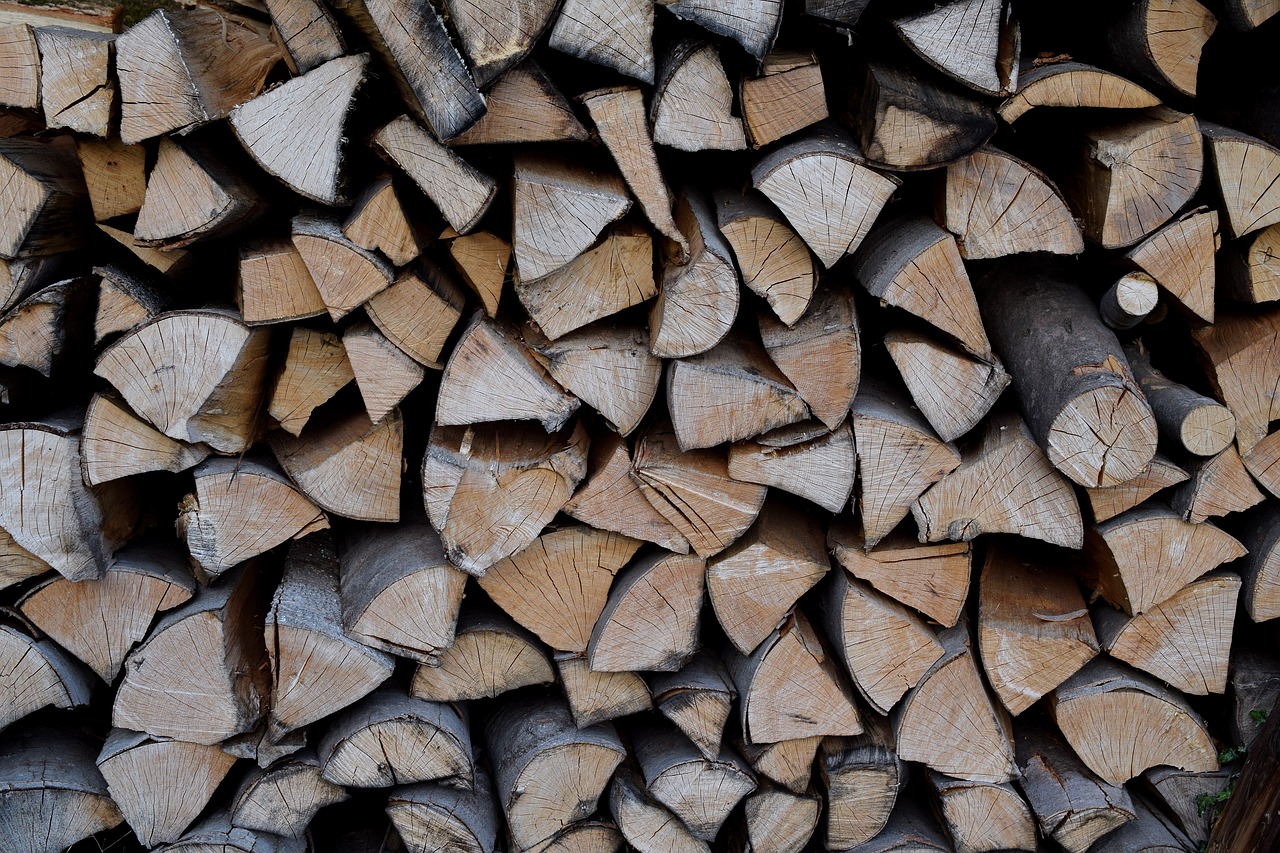 W jaki sposób suszyć drewno opałowe?